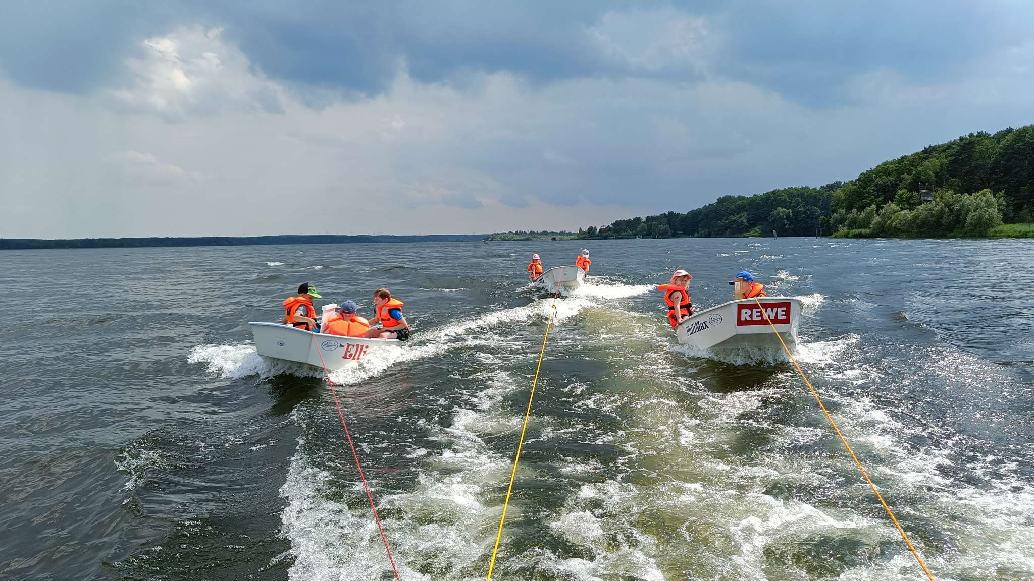 Segel-Entdeckungen: Grashüpfer-Schulabgänger genießen einen Tag am See